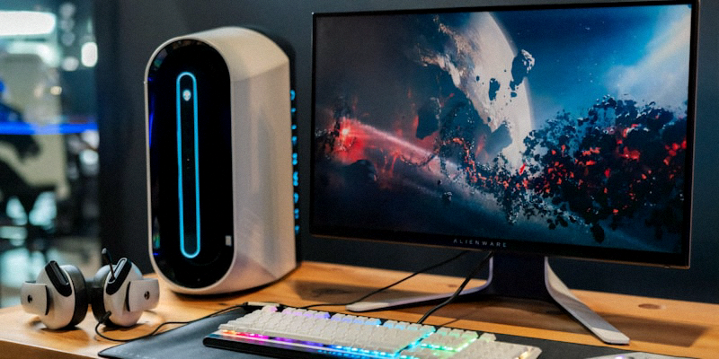 笔记本电脑旁放着记事本和笔，屏幕上显示VPN设置选项