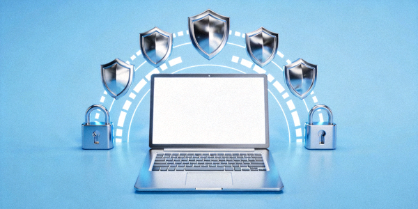 用盾牌和锁图标环绕笔记本电脑的网络安全概念图